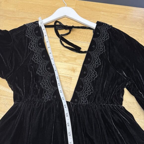 Revolve TULAROSA Juliet Dress Mini Black Velvet Peasant Eyelet Deep V Sexy XS - Picture 10 of 14